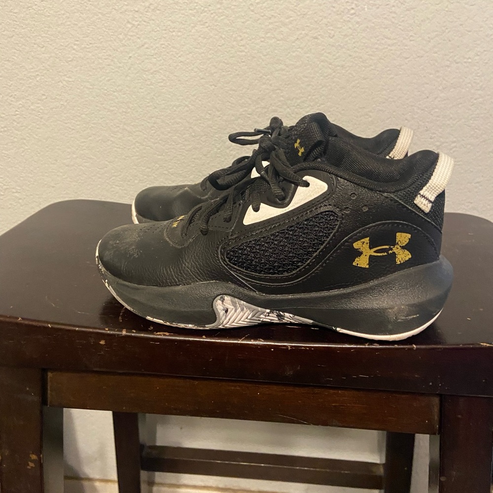 Under Armour Black Sneakers with Gold Accents boys size 3.5